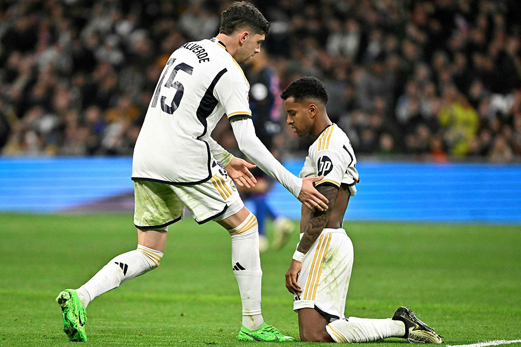 Menjelang akhir babak pertama, Madrid kembali mendapatkan peluang lewat tendangan keras Federico Valverde yang ditepis kiper Sevilla Orjan Nyland.