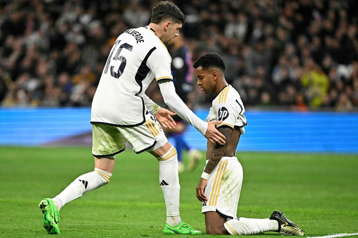 Menjelang akhir babak pertama, Madrid kembali mendapatkan peluang lewat tendangan keras Federico Valverde yang ditepis kiper Sevilla Orjan Nyland.