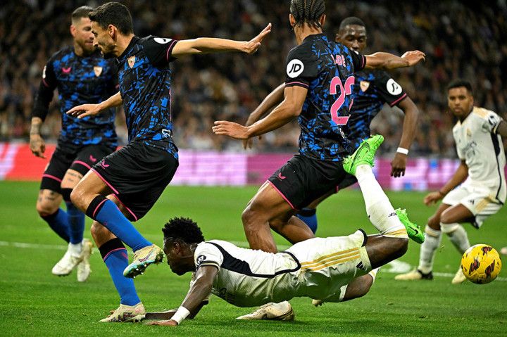 Madrid terus menggempur lini pertahanan Sevilla dan kembali memiliki peluang lewat tendangan Vinicius Junior yang dihalau Nyland.