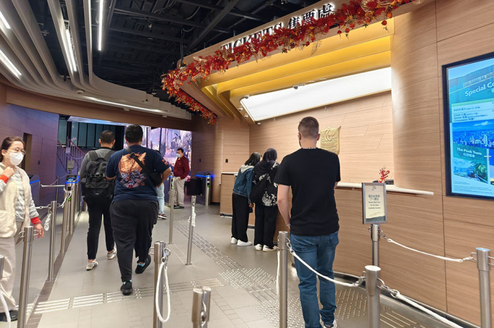 Berkapasitas 200 orang, naik trem Peak membutuhkan waktu sekitar 10-20 menit untuk mencapai pemandangan kota Hong Kong dari atas bukit. Namun sayangnya, cuaca di Februari membuat pemandangan dari atas bukit tidak terlalu jelas terlihat karena tertutup kabut.