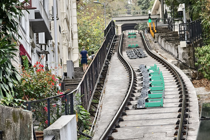 The Peak sering kali menjadi tujuan berwisata di Hong Kong. Perjalanannya saat naik juga hampir sama memukaunya dengan puncaknya. The Peak Tram dibuka pada 1888 untuk penggunaan eksklusif gubernur dari Inggris dan penghuni The Peak. Namun sekarang dapat dinikmati oleh semua orang sebagai salah satu rel funicular paling tajam di dunia.