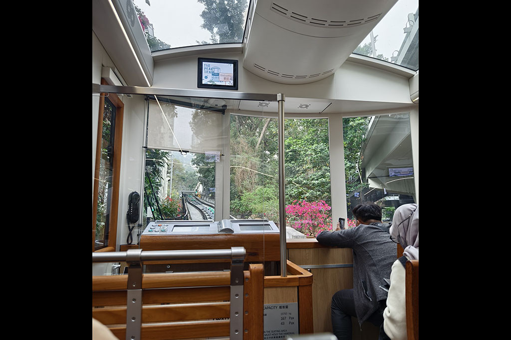 The Peak Tram berada di antara Peak Tram Lower Terminus di Central hingga Peak Tower Upper Terminus di The Peak. Sebelum naik trem, pengunjung dapat membeli tiket secara online melalui halaman web resmi The Peak Tram untuk menikmati akses prioritas. Atau, langsung membeli di tempat. Harga yang dibanderol untuk sekali naik yaitu 66 dolar Hong Kong atau sekitar Rp120 ribu.