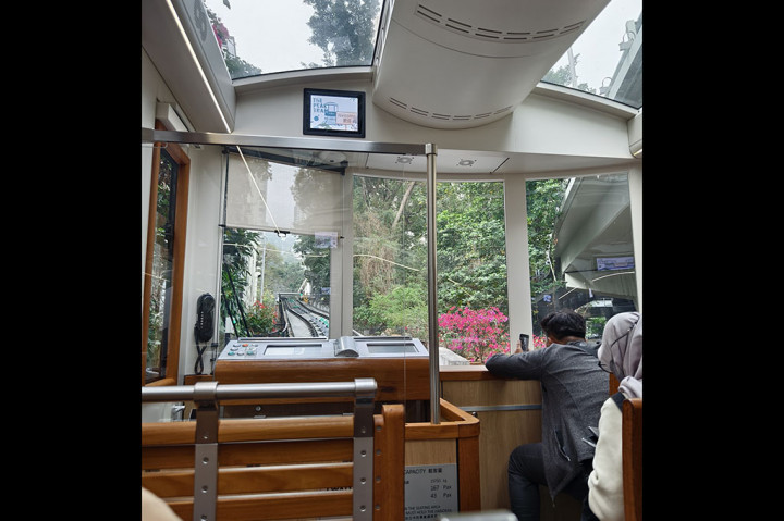 The Peak Tram berada di antara Peak Tram Lower Terminus di Central hingga Peak Tower Upper Terminus di The Peak. Sebelum naik trem, pengunjung dapat membeli tiket secara online melalui halaman web resmi The Peak Tram untuk menikmati akses prioritas. Atau, langsung membeli di tempat. Harga yang dibanderol untuk sekali naik yaitu 66 dolar Hong Kong atau sekitar Rp120 ribu.