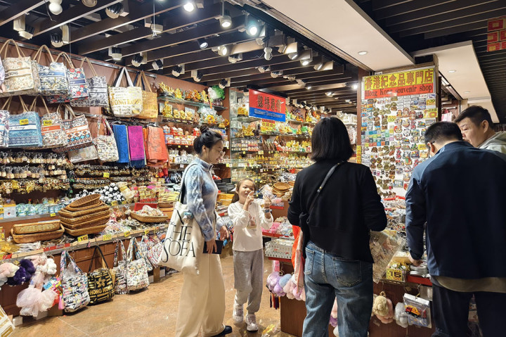 Setelah puas melihat pemandangan kota Hong Kong dari atas bukit, nggak afdol rasanya kalau tidak berbelanja. Anda akan melihat area shopping mal, restoran, serta souvenir shop yang terintegrasi satu sama lain.