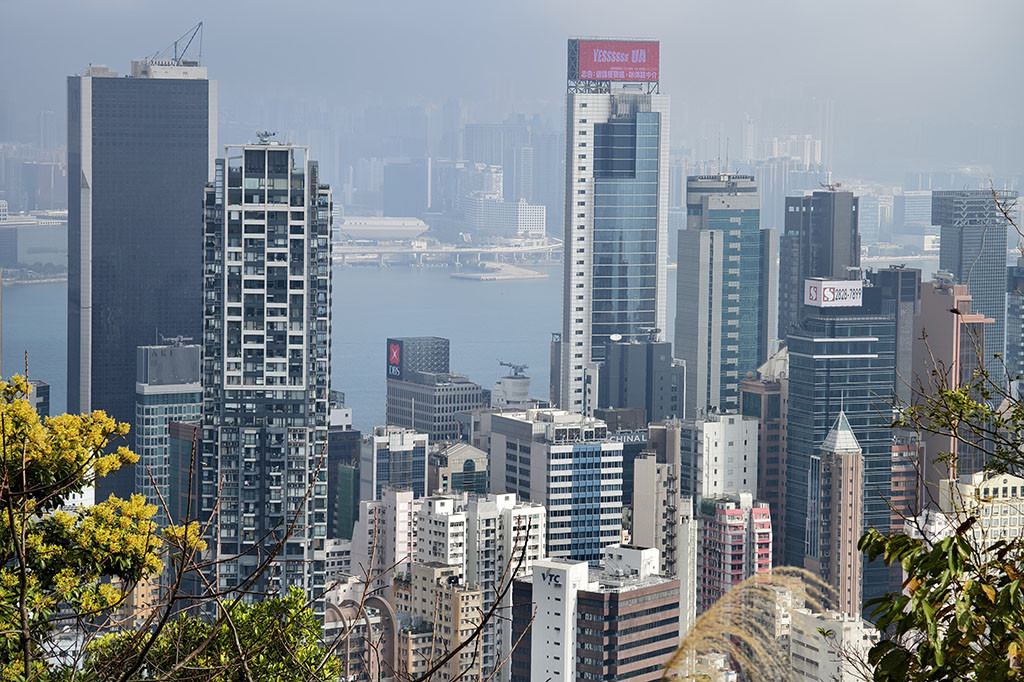 Saat menaiki trem ini, kamu akan dibawa dengan pengalaman visual yang akan terkenang. Pemandangan gedung pencakar langit meluncur lewat dengan sudut yang tampak mustahil ketika trem bergerak naik.