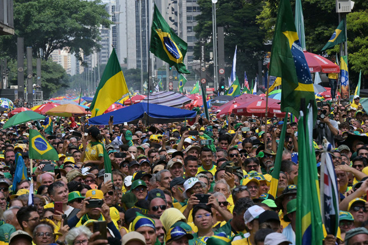 Ribuan warga Brazil turun ke jalan di Sao Paulo pada hari Minggu, 25 Februari 2024 setelah mantan presiden Jair Bolsonaro menyerukan dukungan ketika dia menghadapi tuduhan bahwa dia merencanakan kudeta untuk tetap berkuasa.