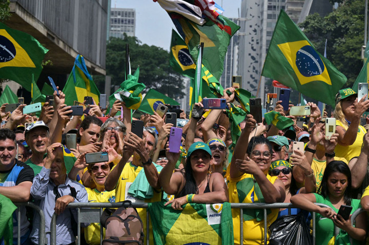 Mengenakan bendera Brasil berwarna hijau dan kuning, yang diklaim Bolsonaro sebagai simbol saat menjabat, kerumunan besar pendukungnya memadati Paulista Avenue, salah satu arteri utama di ibu kota ekonomi negara tersebut.