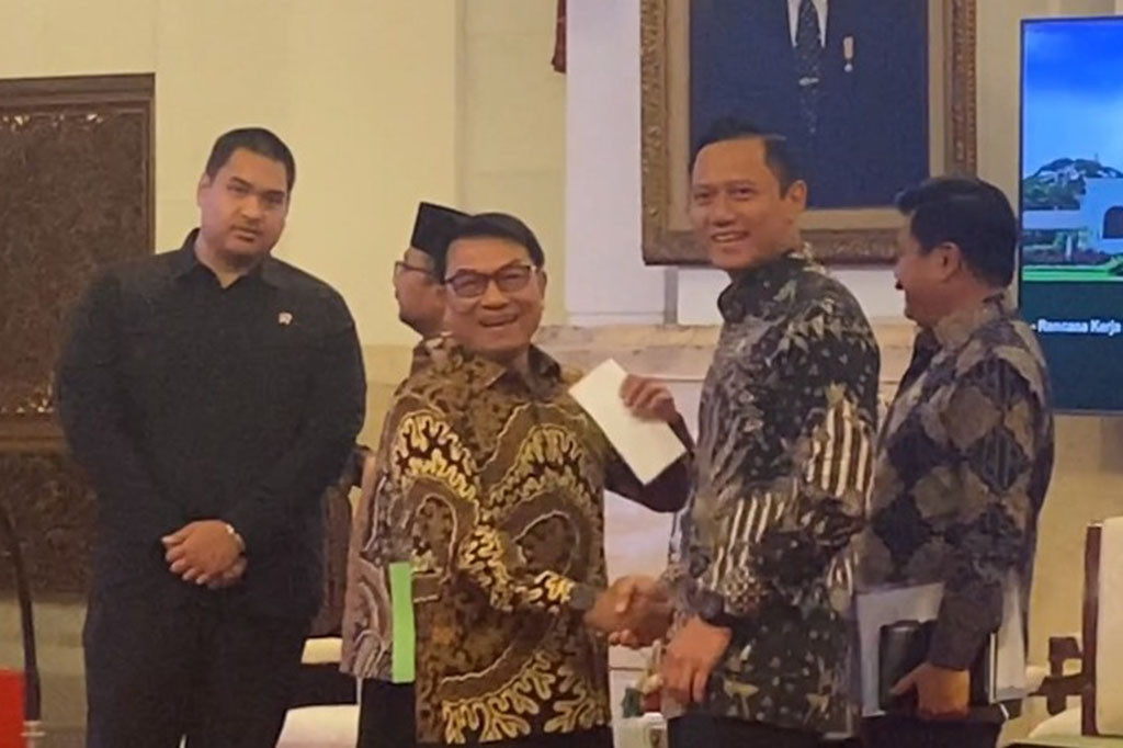 Momen salaman tersebut terjadi sebelum sidang kabinet paripurna di Istana Negara dimulai, pada Senin, 26 Februari 2024.