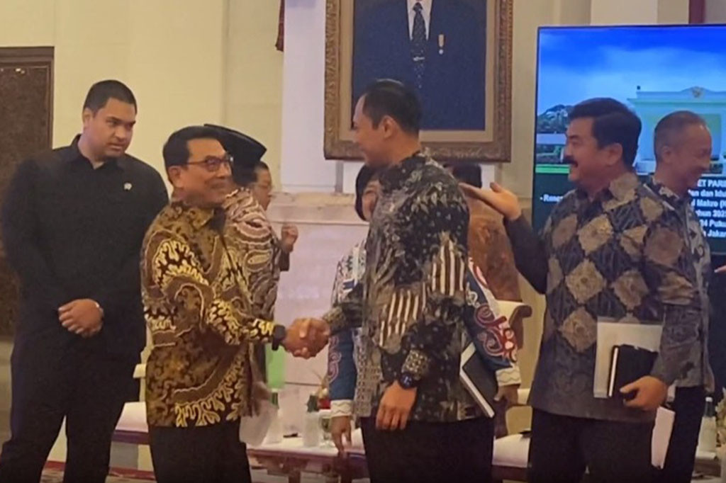 Nampak saat itu AHY sedang berbincang dengan Menko Polhukam Hadi Tjahjanto dan sebelumnya Moeldoko berbincang dengan Menpora Dito Ariotedjo dan Menag Yaqut Cholil Qoumas.