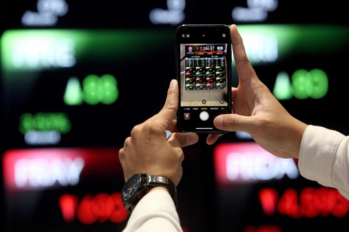 Seiring dengan pelemahan indeks komposit, saham bank jumbo BMRI, BBCA hingga BBRI terpantau terkoreksi. Berdasarkan data RTI Business pukul 09.00 WIB, IHSG turun 0,19% atau 14,06 poin ke level 7.281,03 pada perdagangan hari ini. 