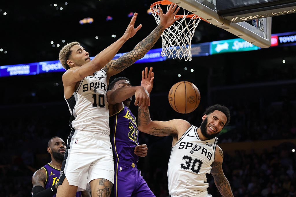 Empat starter Phoenix mencetak setidaknya 20 poin dan Suns unggul rebound 51-34.