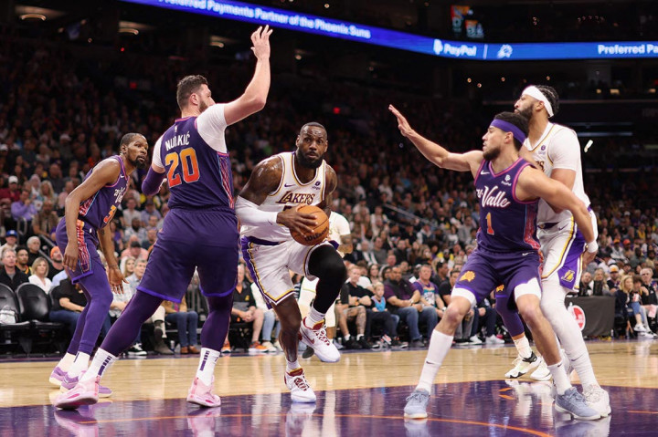 Phoenix Suns menunjukkan kualitas kedalaman pemainnya dengan permainan gemilang saat mengalahkan Los Angeles Lakers dengan skor 116-104 pada laga yang digelar di Footprint Center Phoenix Arizona, Senin, 26 Februari 2024 WIB.