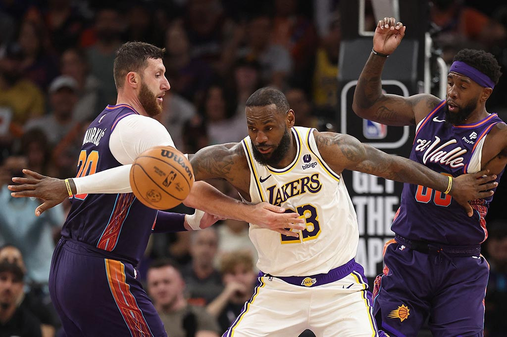 Lakers tertinggal 20 poin di akhir kuarter pertama, namun perlahan memperkecil defisit menjadi 92-90 di akhir kuarter ketiga. Phoenix merespons dengan enam poin berikutnya dan tidak tertinggal pada kuarter keempat, menghentikan kekalahan dalam dua pertandingan beruntun.