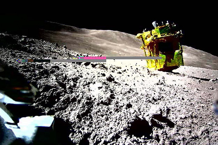 Smart Lander for Investigating Moon (SLIM) tak berawak mendarat bulan lalu dengan sudut miring sehingga panel surya menghadap ke arah yang salah.