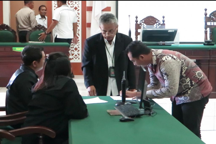 Sidang dengan terdakwa oknum Kades Tarik Ifanul Ahmad Irfandi itu dipimpin Majelis Hakim Pengadilan Negeri Sidoarjo Slamet Pujiono. Majelis hakim menjatuhkan hukuman pidana selama 5 bulan, dan denda Rp5 juta subsider 1 bulan.