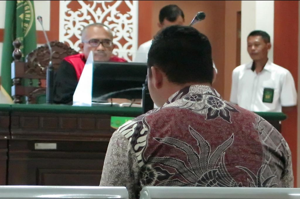 Namun meski divonis lima bulan, terdakwa oknum kades itu tidak masuk penjara. Terdakwa baru dipenjara apabila melakukan tindak pidana lain, dalam masa percobaan 10 bulan.