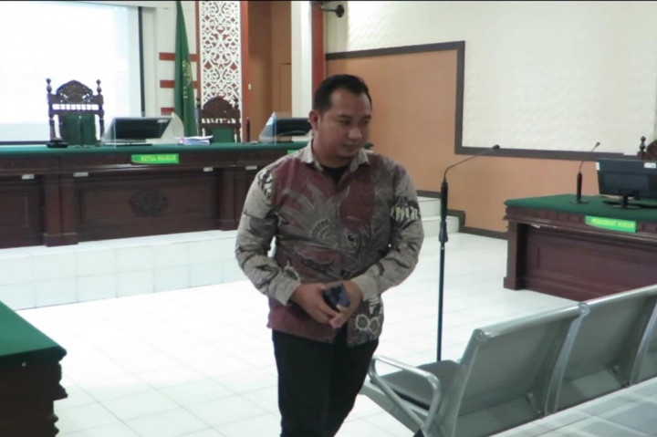 Dalam sidang putusan, majelis hakim menilai terdakwa Kades Tarik terbukti secara sah dan meyakinkan, telah melanggar Pasal 490 Undang-undang Nomor 7 Tahun 2017 tentang Pemilu. Oknum kades itu terbukti bersalah mendukung paslon nomor 2 saat kegiatan di Balai Desa Tarik Kecamatan Tarik Sidoarjo, pada Kamis, 4 Januari 2024 lalu.