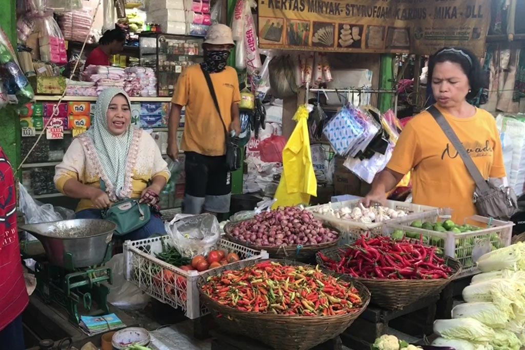 Harga telur ayam ras di Kabupaten Sidoarjo masih tinggi Rp30 ribu per kilogram, sementara harga cabai mulai turun, Senin, 26 Februari 2024.