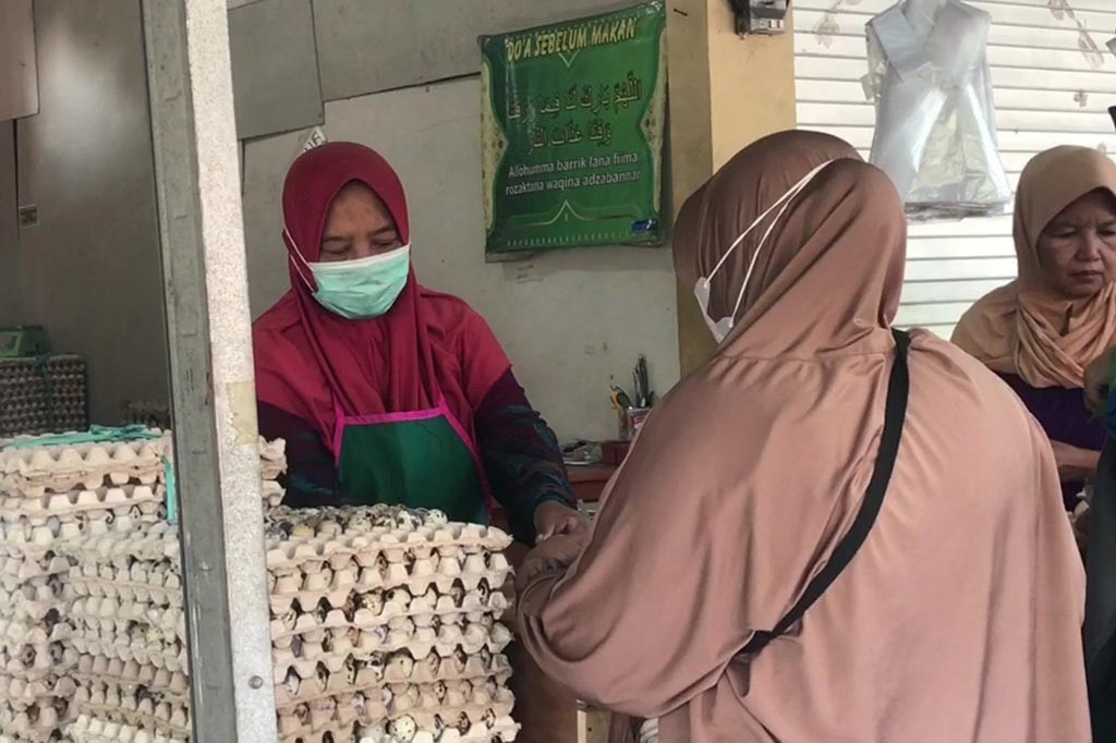 Sementara harga cabai merah keriting yang sebelumnya naik signifikan Rp90 ribu per kilogram, sudah turun menjadi Rp80 ribu per Senin.