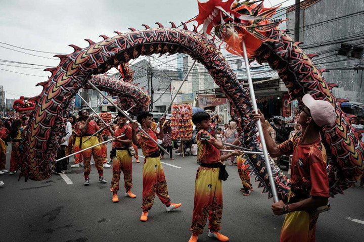 Ribuan warga Kabupaten Karawang, Jabar, tumpah untuk menyaksikan pawai helatan budaya Tionghoa dalam perayaan Cap Go Meh 2575 di jalan raya Tuparev dan Kertabumi, MinggU, 25 Februari 2024.