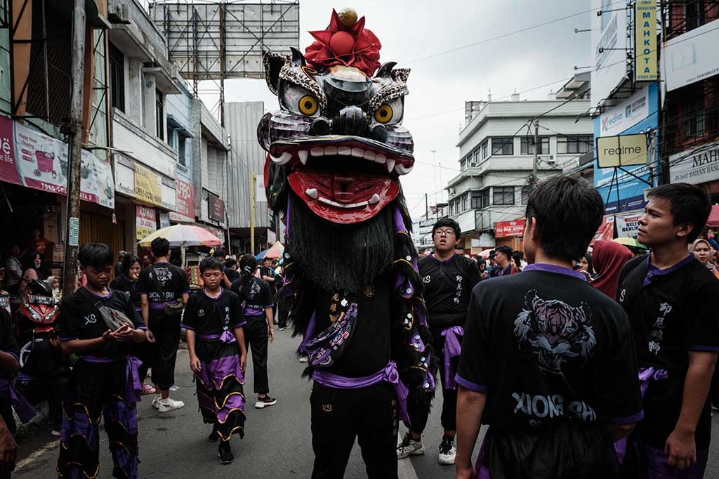 Perayaan Cap Go Meh 2575 di Karawang dimeriahkan dengan pertunjukan enam grup pengarak joli, 27 liong atau naga, 33 grup barongsai, serta diramaikan dengan pertunjukan kelompok marching band.