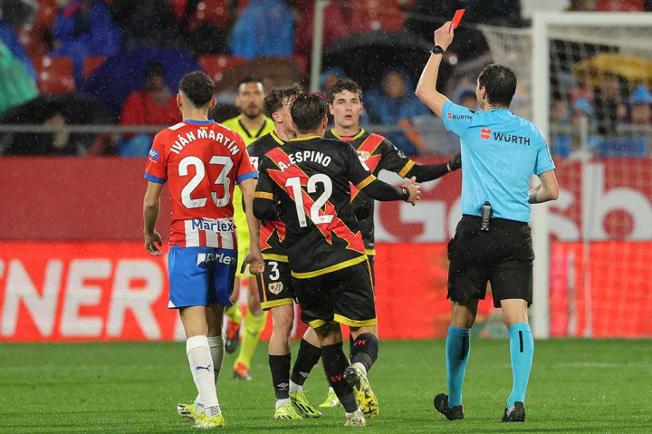 Peluang Rayo untuk menyamakan kedudukan terpukul saat pertandingan tersisa 15 menit setelah Pep Chavarria mendapat dua kartu kuning dalam waktu 50 detik.