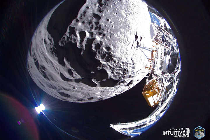 Sebuah pendarat bulan Amerika yang terbalik saat mendarat telah mengirimkan kembali gambar pertamanya dari bagian selatan terjauh yang pernah mendarat di Bulan.