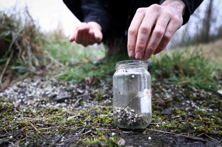 Gambaran penduduk setempat yang memilah-milah pasir untuk menyingkirkan butiran-butiran kecil yang mencemari terasa sangat familiar di Ecaussinnes.