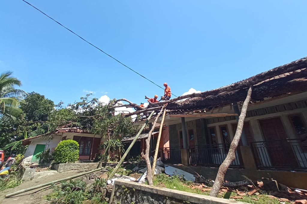 Sebanyak 137 rumah di Dusun Desa, Dusun Segel, Dusun Leuwihalang, Desa Mangkubumi, Kecamatan Sadananya, Ciamis, mengalami kerusakan tersapu angin puting beliung. Peristiwa itu terjadi pada Senin, 26 Februari 2024 pukul 16.30 WIB. Dalam musibah itu tidak ada korban jiwa, tetapi enam keluarga terpaksa harus memgungsi ke rumah saudaranya.
