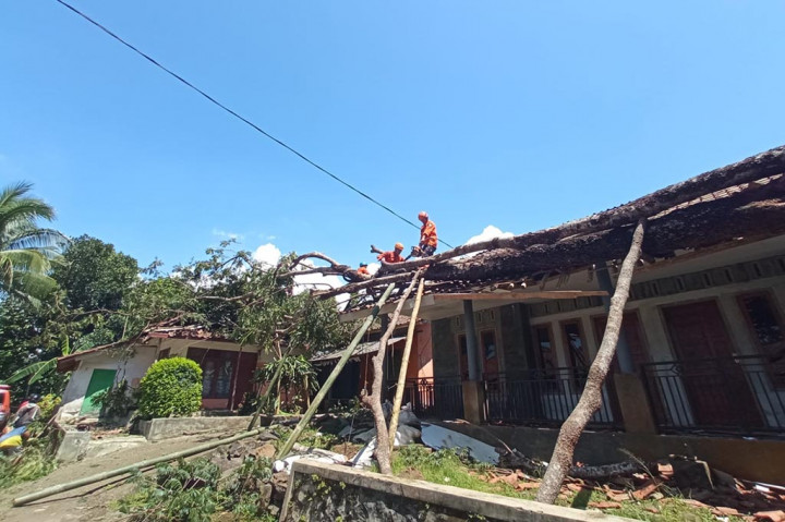 Sebanyak 137 rumah di Dusun Desa, Dusun Segel, Dusun Leuwihalang, Desa Mangkubumi, Kecamatan Sadananya, Ciamis, mengalami kerusakan tersapu angin puting beliung. Peristiwa itu terjadi pada Senin, 26 Februari 2024 pukul 16.30 WIB. Dalam musibah itu tidak ada korban jiwa, tetapi enam keluarga terpaksa harus memgungsi ke rumah saudaranya.