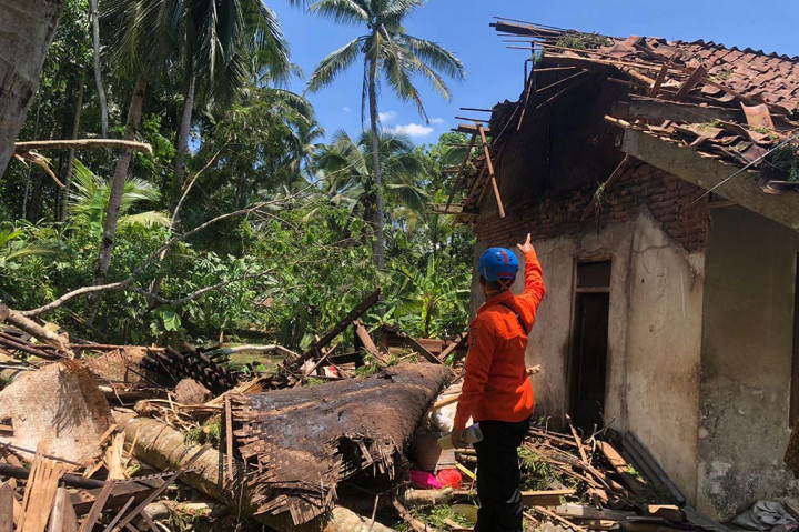 Kepala Bidang Kedaruratan dan Logistik BPBD Kabupaten Ciamis, Memet Hikmat mengatakan, hujan deras disertai angin puting beliung yang terjadi telah menyebabkan 137 rumah di Dusun Desa, Dusun Segel, Dusun Leuwihalang, mengalami kerusakan. Namun, bencana hidrometrologi tidak menimbulkan korban jiwa tapi beberapa keluarga terpaksa mengungsi.