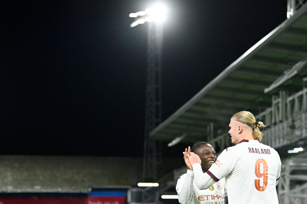 Haaland sukses mencatatkan hat-trick pada menit 40, lagi-lagi setelah menerima umpan De Bruyne dan membuat skor berubah menjadi 3-0 untuk keunggulan City.