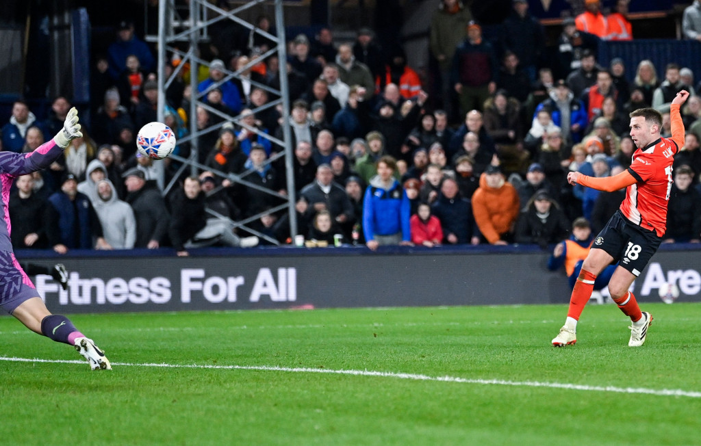 Luton Town memperkecil ketertinggalan dan membuahkan hasil pada menit 45 lewat gol Jordan Clark yang memanfaatkan umpan Ross Barkley. Skor 3-1 untuk keunggulan City bertahan sampai turun minum.