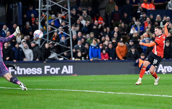 Luton Town memperkecil ketertinggalan dan membuahkan hasil pada menit 45 lewat gol Jordan Clark yang memanfaatkan umpan Ross Barkley. Skor 3-1 untuk keunggulan City bertahan sampai turun minum.