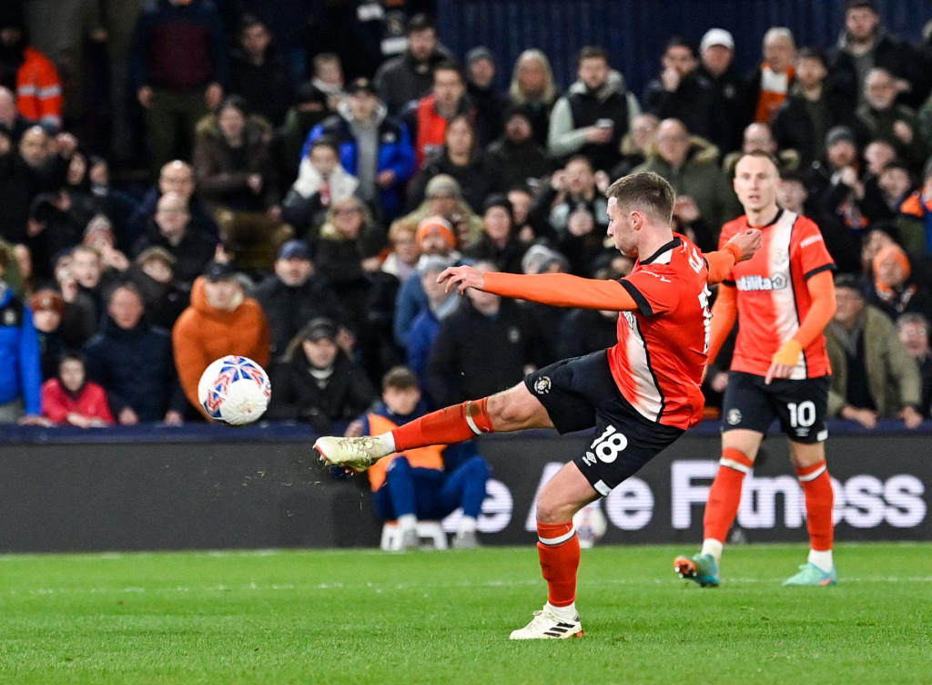 Memasuki babak kedua Luton Town menjaga asa untuk mengejar ketertinggalannya setelah membuat skor berubah menjadi 2-3 lewat gol kedua Clark menit 52.