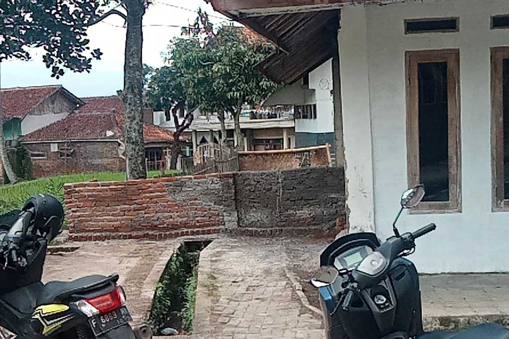 Komandan Koramil Cibatu Kapten Inf Udin mengatakan, pihaknya sudah berkoordinasi dengan pemilik lahan yang ditutup permanen dengan batu bata melalui Bintara Pembina Desa (Babinsa) untuk menyelesaikan persoalan tersebut.