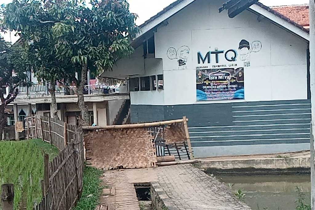 Aksi penembokan jalan tersebut diduga dilakukan calon legislatif karena tidak lolos sebagai anggota DPRD. Sebelumnya caleg tersebut diduga melakukan kontrak politik dengan warga, tetapi hasil yang didapatkan tidak sesuai harapan.