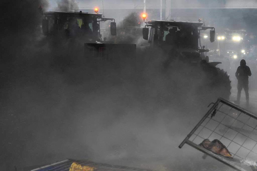 Meskipun tidak ada laporan korban jiwa, aksi unjuk rasa ini merupakan bentuk perlawanan baru dalam gerakan petani di seluruh Eropa, yang memprotes persyaratan lingkungan Uni Eropa yang berlebihan dan harga impor yang tidak adil.