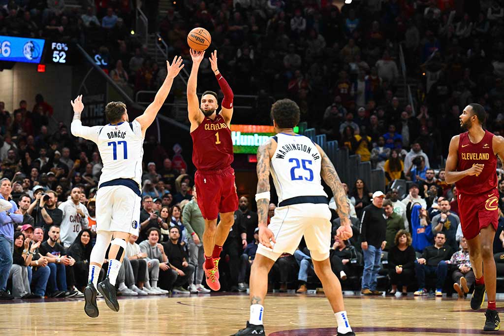Pemain Cleveland Cavaliers Max Strus mencetak poin di saat waktu pertandingan berakhir atau buzzer beater lewat tembakan tripoin dari jarak 18 meter untuk membawa timnya menang 121-119 atas Dallas Mavericks, di Rocket Mortgage Fieldhouse Cleveland Ohio, Rabu, 28 Februari 2024 WIB.