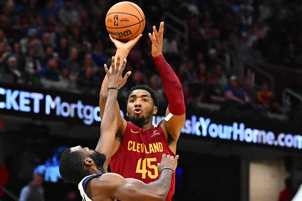 Donovan Mitchell mencetak 31 poin, Strus menambahkan 21 poin, dan Jarrett Allen mencatat 19 poin untuk Cavs.