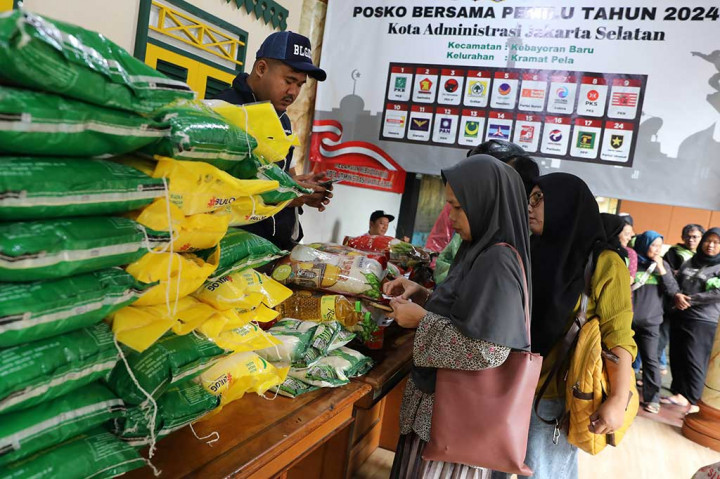 Warga membeli beras program Stabilisasi Pasokan dan Harga Pangan (SPHP) ukuran 5 kilogram yang dijual Rp53 ribu per kantong, beras premium Rp69 ribu, minyak Rp14 ribu, gula Rp17 ribu, di halaman Kantor kelurahan Kramat Pela, Rabu, 28 Februari 2024. 