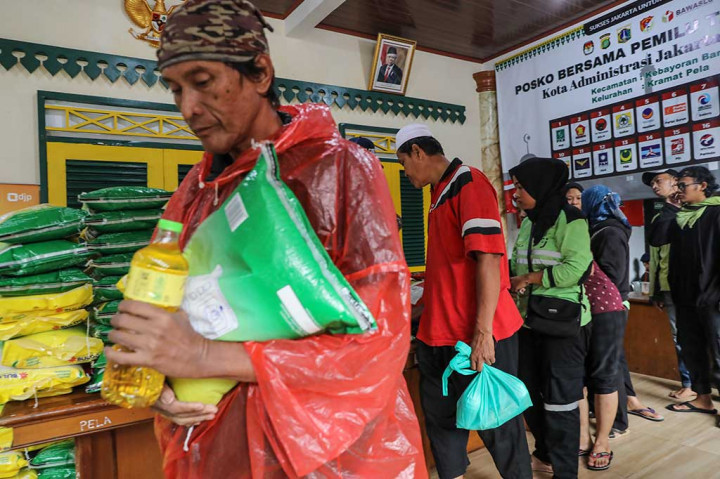 Beras SPHP, minyak, dan gula dari Bulog siaga menjadi alternatif pilihan warga di tengah melonjaknya harga pangan akhir-akhir ini. 