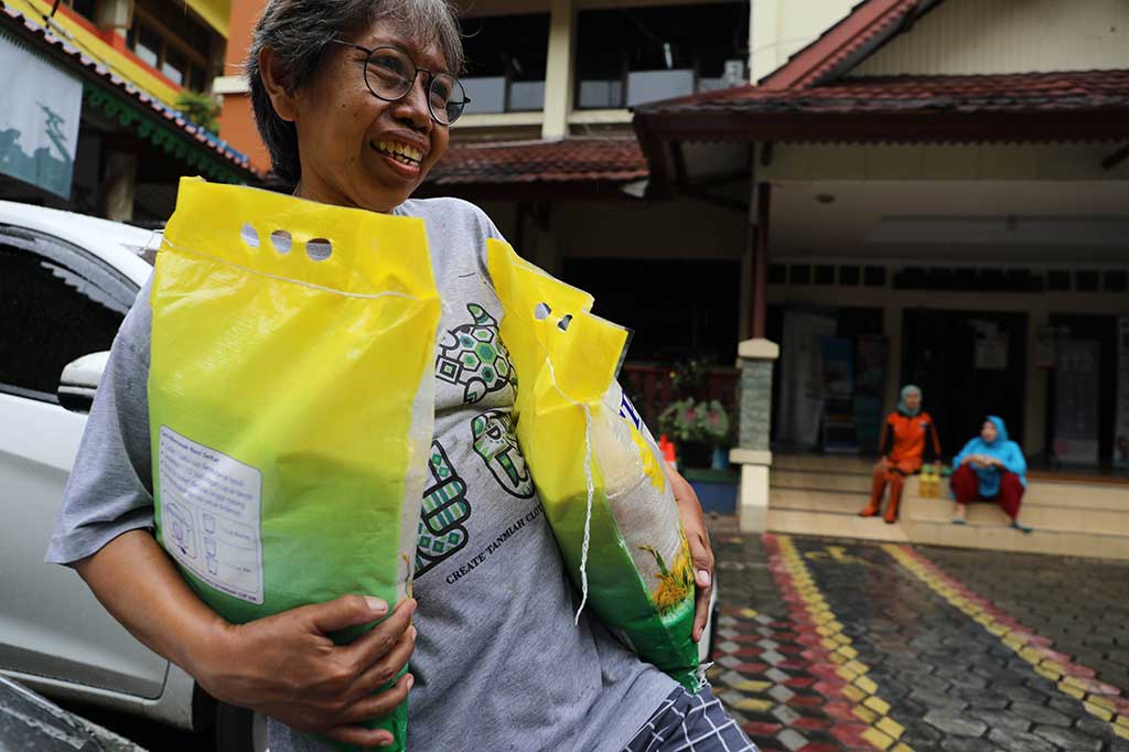 Sementara beras 5 kg yang dijual di minimarket kini harganya mencapai Rp85 ribu hingga Rp100 ribu dengan berbagai macam merek.
