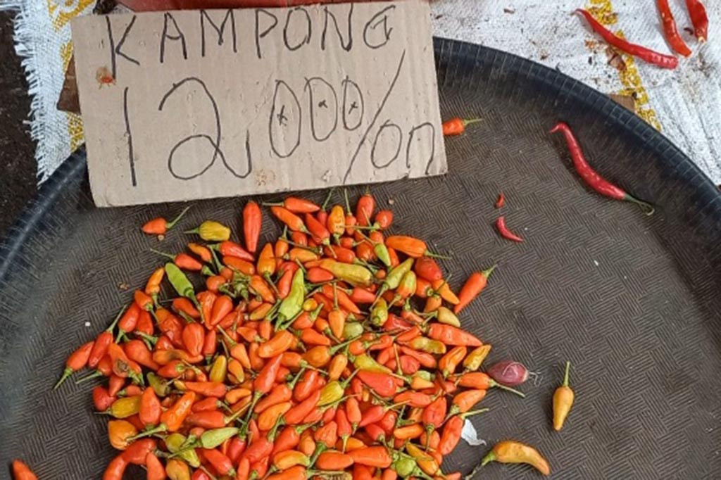 Lukman salah satu pedagang mengatakan kenaikan harga cabai rawit dan cabai besar kriting ini, berbarengan dengan naiknya harga beras.