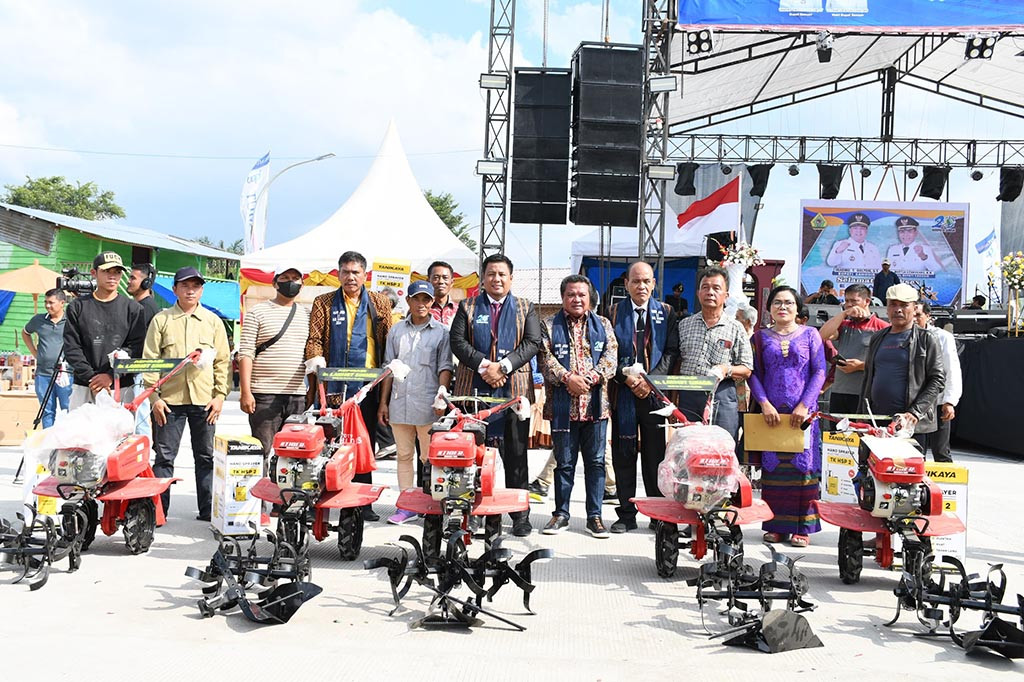 Di usianya yang ke 20 tahun Kabupaten Samosir lanjut dia akan berjuang meningkatkan ekonomi masyarakat Samosir sehingga sejahtera dan Samosir maju ke depan. Untuk itu diharapkan bantuan dan perhatian DPR RI sebagai perpanjangan tangan masyarakat, sebab diakuinya, Kabupaten Samosir tidak bisa maju tanpa uluran dana dari pusat maupun dana hibah.