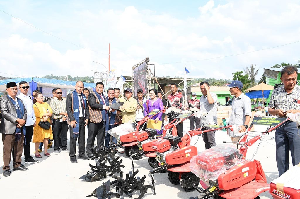 Wakil Bupati Samosir Martua Sitanggang mengutarakan penduduk Samosir 80 persen masih bergantung pada sektor pertanian selain di sektor pariwisata.