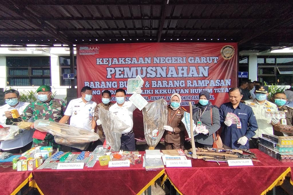 Kejaksaan Negeri (Kejari) Kabupaten Garut, melakukan pemusnahan barang bukti hasil tindak pidana yang telah berkekuatan hukum tetap. Pemusnahan tersebut, dilakukan dalam upaya memerangi peredaran narkoba, senjata tajam ilegal, zat adiktif, uang palsu dan rokok ilegal.
