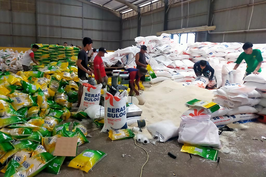 Pejabat (Pj) Wali Kota Tasikmalaya, Cheka Virgowansyah mengatakan, kenaikan beras di Priangan Timur termasuk Kota Tasikmalaya masih merangkak naik dan untuk memastikan ketersediaan beras di gudang bulog ini masih tetap aman dan jumlahnya 6 ribu ton. Namun, memang kebutuhan beras yang ada di gudang bulog keluar masuk dan sempat mengalami kekosongan.