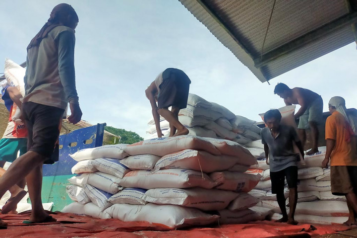 Tim Pengendali Inflasi Daerah (TPID) Kota Tasikmalaya melakukan inspeksi mendadak (Sidak) ke gudang Bulog, Jalan Linggajaya, Kecamatan Mangkubumi, Kota Tasikmalaya, Jawa Barat menyusul harga beras premium di pasaran masih berkisar antara Rp17 ribu hingga Rp18 ribu perkilogram.