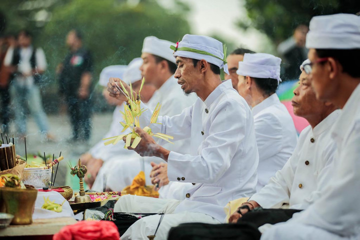 Ribuan umat Hindu dari Daerah Istimewa Yogyakarta dan Jawa Tengah, Rabu, 28 Februari 2024, mengikuti prosesi Galungan di Kompleks Candi Prambanan, Kabupaten Sleman, Daerah Istimewa Yogyakarta.